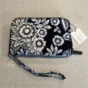 New! Vera Bradley RFID Grab And Go Wristlet Wallet Zipper Purse Snow Lotus
